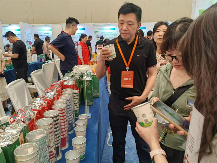 龍健公司董事長程學斌應(yīng)邀參加中國綠色食品協(xié)會主辦的綠色農(nóng)業(yè)生產(chǎn)資料發(fā)展大會