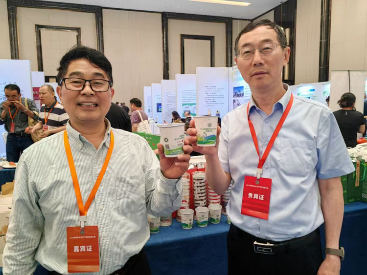 龍健公司董事長程學斌應(yīng)邀參加中國綠色食品協(xié)會主辦的綠色農(nóng)業(yè)生產(chǎn)資料發(fā)展大會