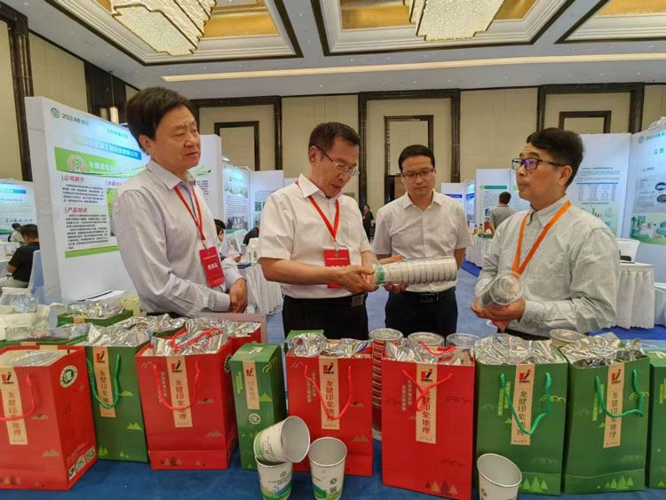 龍健公司董事長程學斌應(yīng)邀參加中國綠色食品協(xié)會主辦的綠色農(nóng)業(yè)生產(chǎn)資料發(fā)展大會